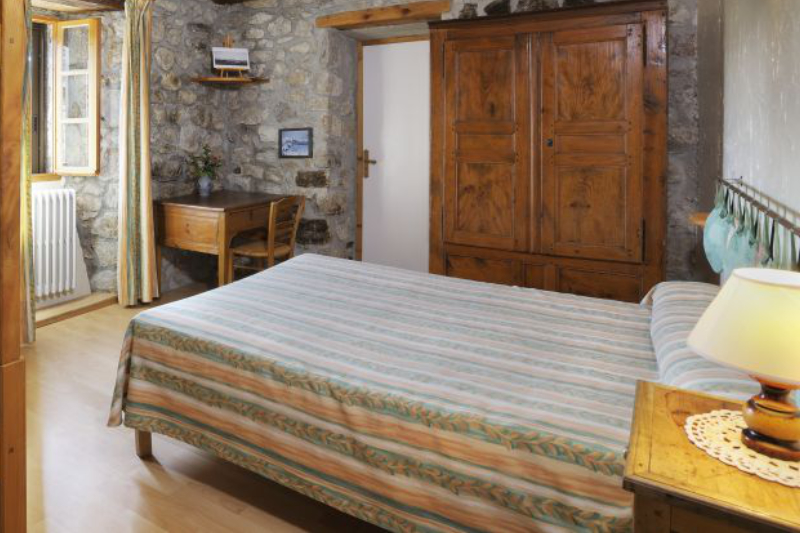 Chambre pierre et bois — Auberge Chanéac